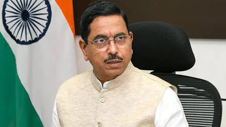 ভারতের নতুন শিক্ষামন্ত্রীর দায়িত্ব নিলেন প্রহ্লাদ যোশী