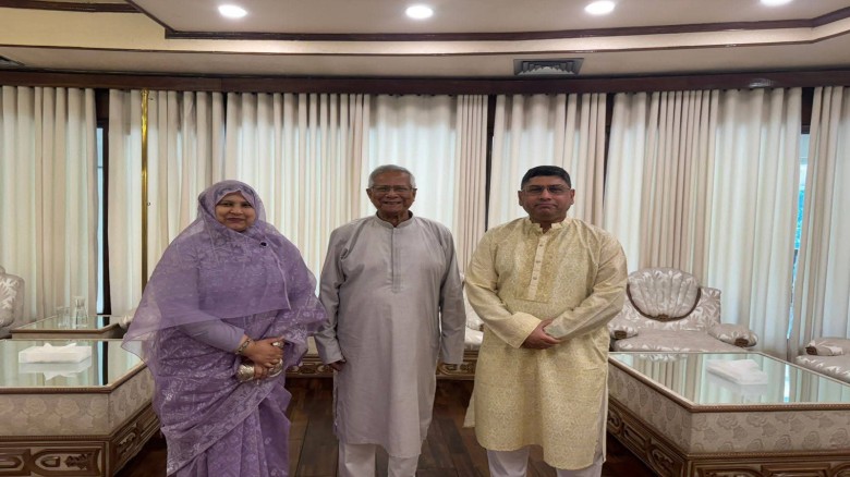 প্রধান উপদেষ্টার সঙ্গে সস্ত্রীক সাক্ষাৎ করলেন সেনাপ্রধান