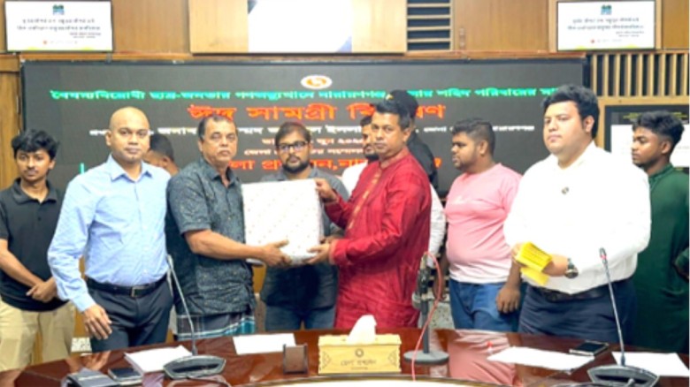 নারায়ণগঞ্জে গণঅভ্যুত্থানে শহীদ ২৫ পরিবার পেল ডিসির ঈদ উপহার