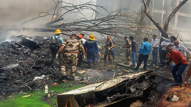 ভারতে যাত্রীসহ লন্ডনগামী বিমান ভেঙ্গে পড়লো আহমেদাবাদের আকাশে
