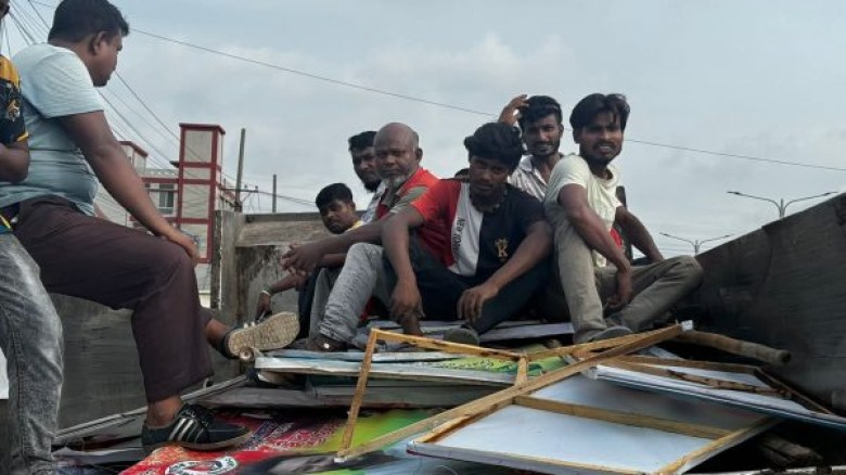 না’গঞ্জে শহরে জুড়ে অবৈধ ব্যানার - ফেস্টুন অপসারণে জেলা প্রশাসনের বিশেষ অভিযান