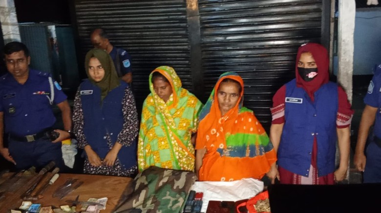 সিদ্ধিরগঞ্জ আদমজী বিহারী কলোনীতে যৌথ বাহিনীর অভিযান, আটক ২ নারী