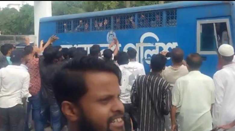 স্বেচ্ছাসেবক দল নেতা মামুন হত্যায় ৭জনের আত্মসমর্পন