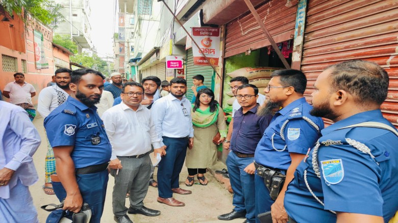 না.গঞ্জে নিষিদ্ধ পলিথিন ব্যাবহার ও বাজারজাতকরণ বন্ধে অভিযান, জরিমানা