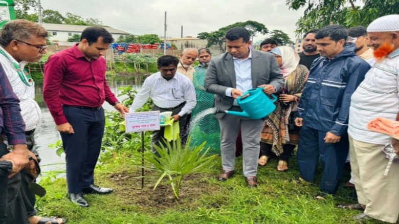 গ্রিন এন্ড ক্লিন নারায়ণগঞ্জ' কর্মসূচির আওতায় খালপাড়ে তালচারা রোপন