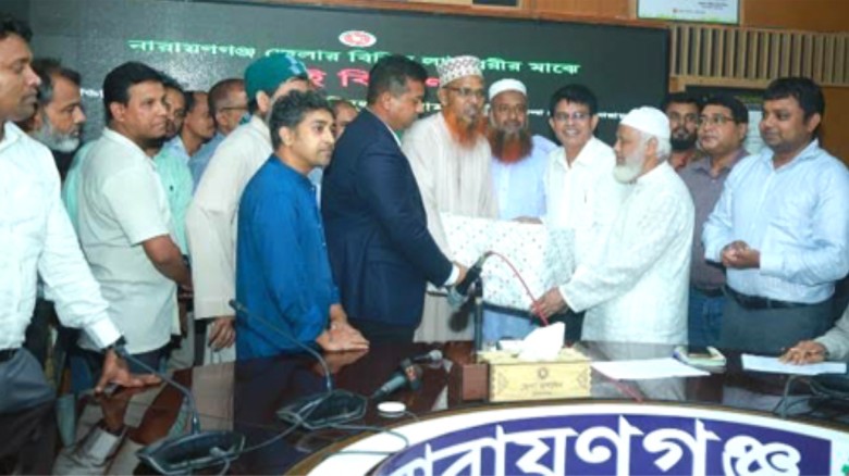 জেলার বিভিন্ন পাঠগারে বই বিতরন করলেন না'গঞ্জের জেলা প্রশাসক জাহিদুল ইসলাম মিঞা