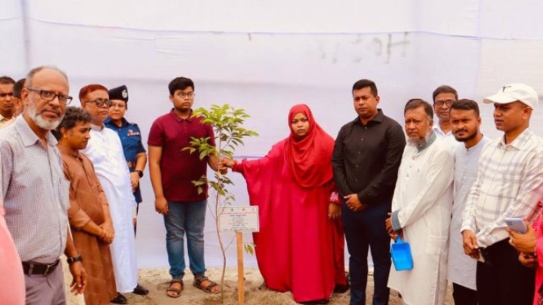 জুলাই শহীদদের স্মরণে “এক শহীদ, এক বৃক্ষ” কর্মসূচির পালন