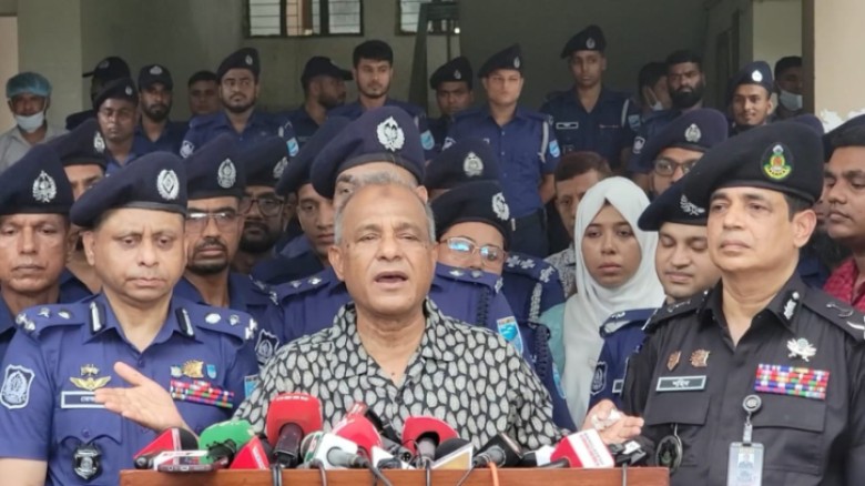 সব অস্ত্র এখনও আমরা উদ্ধার করতে পারি নাই : স্বরাষ্ট্র উপদেষ্টা