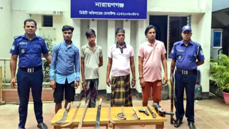 রূপগঞ্জে যৌথ বাহিনীর অভিযানে মাদক ব্যবসায়ী ও ডাকাত দলের চার সদস্য আটক