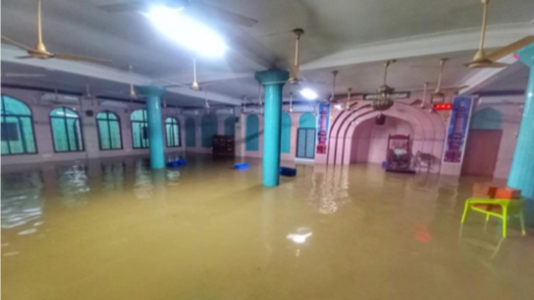 ফতুল্লায় বৃষ্টির পানিতে তলিয়ে গেছে মসজিদের নিচতলা