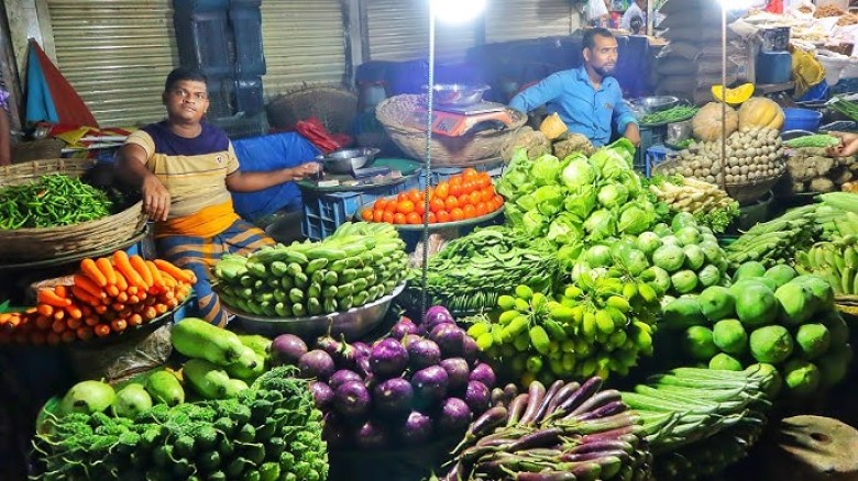 বাঁজারে বেড়েছে সবজি-মুরগির দাম