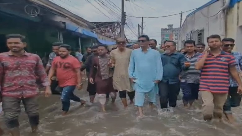 ফতুল্লার পানিবন্দি মানুষের পাশে বিএনপি নেতা রাজীব