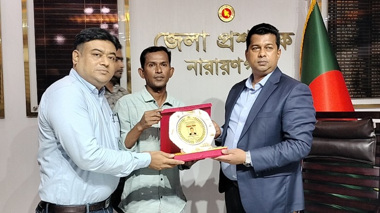 জেলা প্রশাসক মোহাম্মদ জাহিদুল ইসলাম মিঞাকে সম্মাননা স্মারক প্রদান