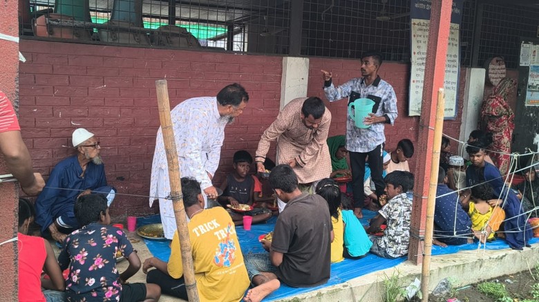 বিএনপি নেতা টিপুর ব্যক্তিক্রমী উদ্যোগ, পথশিশুদের মুখে খাবার