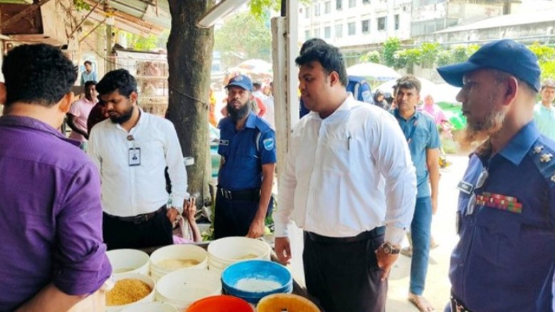ফতুল্লায় নিষিদ্ধ পলিথিনের বিরুদ্ধে অভিযানে প্রশাসন, ১৮ কেজি জব্দ