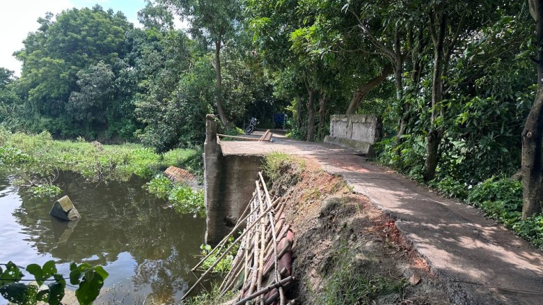 কালভার্ট ও সড়ক ভেঙে সৃষ্টি হয়েছে বড় বড় গর্ত,ঝুঁকি নিয়ে চলাচল করছে ৩০ গ্রামের