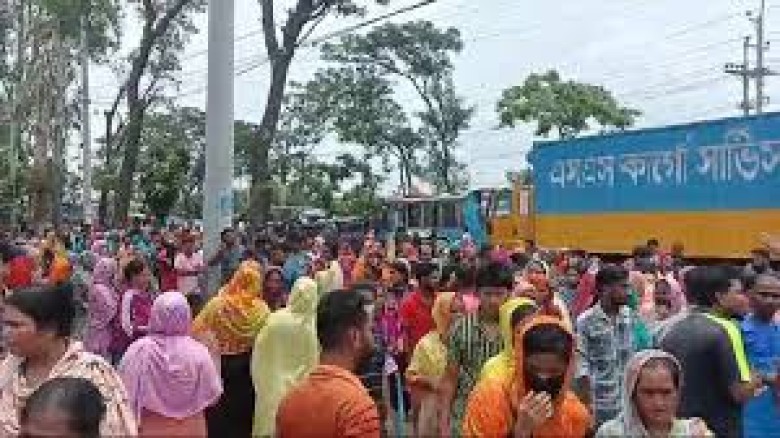বকেয়া বেতনের দাবিতে বন্দরে শ্রমিকদের মহাসড়ক অবরোধ