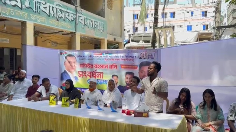 মশিউর রহমান রনির পক্ষ থেকে মেধাবী শিক্ষার্থীদের সংবর্ধনা