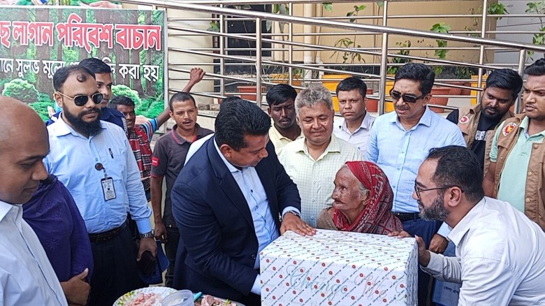 হার না মানা শতবর্ষী বৃদ্ধা ফজিলাতুন্নেছার পাশে: ডিসি জাহিদুল ইসলাম মিঞা