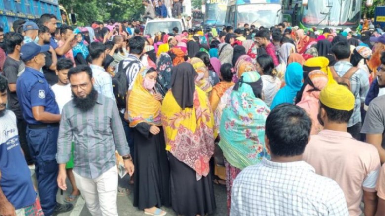 ঈদে মিলাদুন্নবীতে ছুটির দাবিতে বিক্ষোভ করেছেন চৈতী গার্মেন্টসের শ্রমিকরা