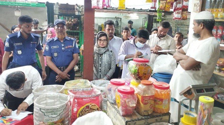 সোনারগাঁয়ের  নিষিদ্ধ পলিথিন বন্ধে অভিযান