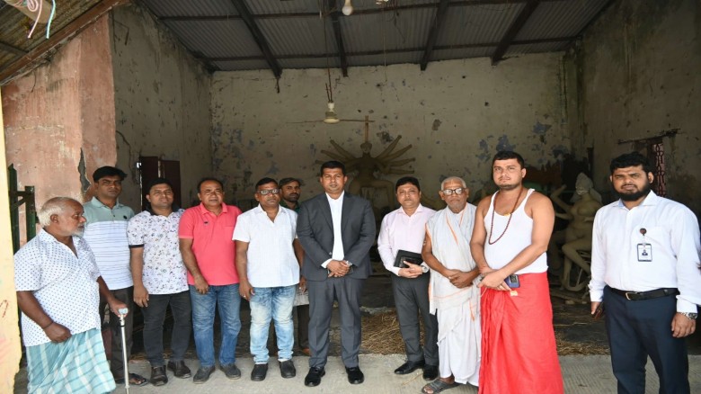 দুর্গাপূজা উপলক্ষে মন্দির পরিদর্শন করেছেন জেলা প্রশাসক