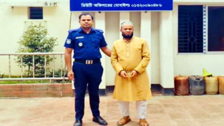 রূপগঞ্জে ৪র্থ শ্রেণীর এক ছাত্রীকে ধর্ষণের চেষ্টার  অভিযোগে শিক্ষককে গ্রেপ্তার