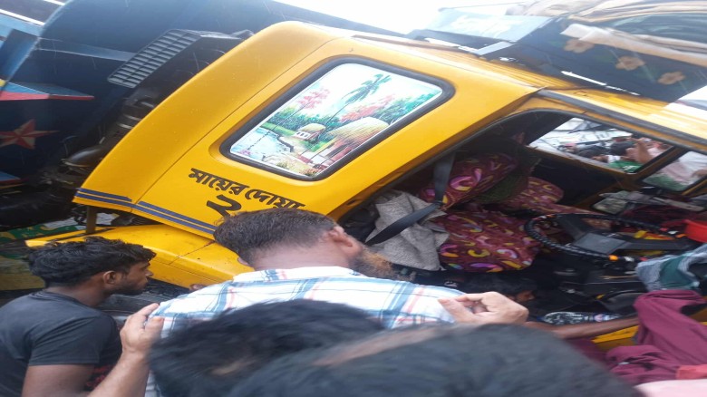ফতুল্লায় ওভারপাস থেকে ট্রাক পড়ে রিক্সাচালক আহত