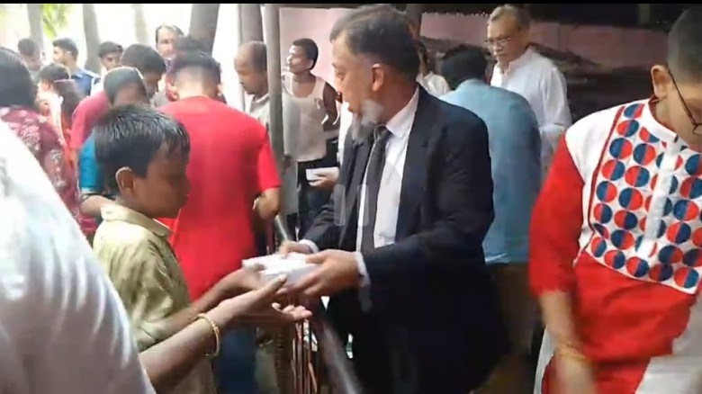 কুমারী পূজা উপলক্ষে সনাতন ধর্মাবলম্বী ভক্তদের মাঝে প্রসাদ বিতরণ: করলেন. টিপু