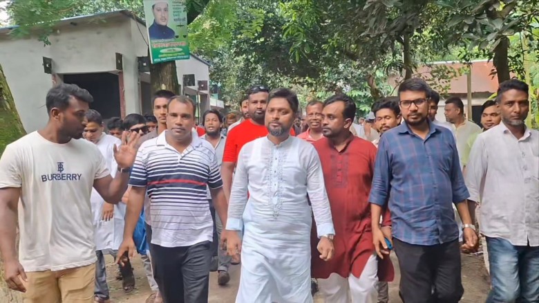 ব্যক্তিগত অর্থায়নে ভাঙা সড়ক সংস্কারের প্রতিশ্রুতি যুবদল নেতা রনির