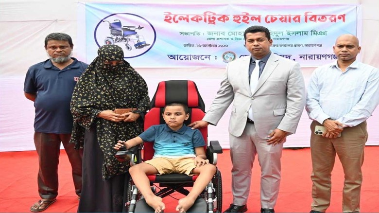 মাহির শাহরিয়ারকে ডিসির ইলেকট্রিক হুইল চেয়ার উপহার