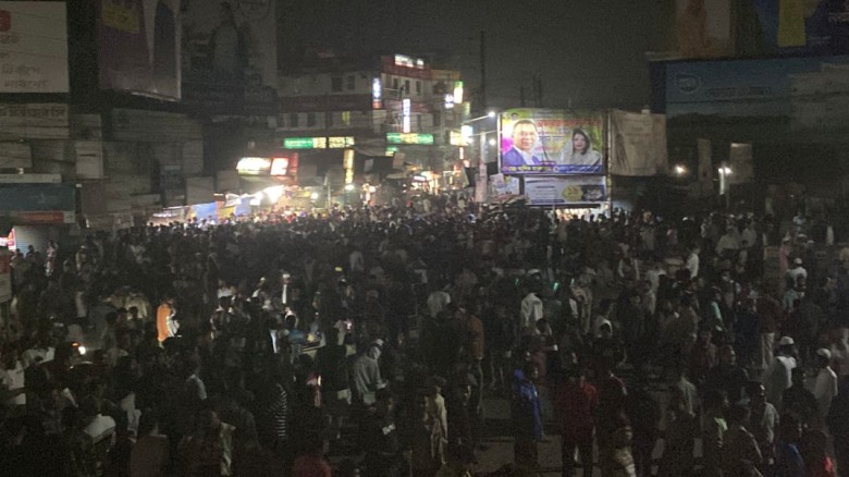 বরিশালে অর্ধশতাধিক বাস ভাঙচুর, আহত ৬০