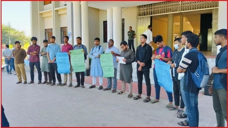 হাসিনার রায়ে প্রতিবাদ জানানো শিক্ষকদের শাস্তির দাবিতে নজরুল বিশ্ববিদ্যালয়ে মানববন্ধন