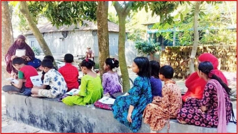 কুড়িগ্রামে বিদ্যালয়ে যাওয়ার পথ না থাকায় খোলা আকাশের নিচে ক্লাস