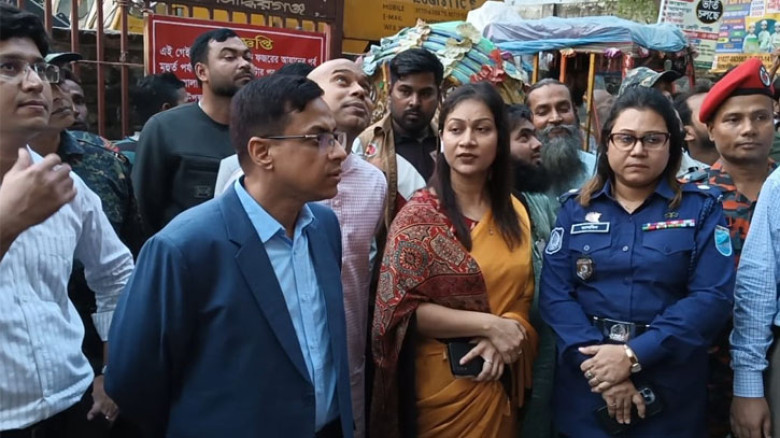 ভূমিকম্পে ক্ষতিগ্রস্ত ভবন পরিদর্শনে নারায়ণগঞ্জ জেলা প্রশাসক