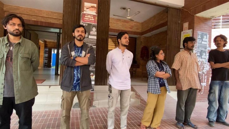 জাবিতে অযৌক্তিকভাবে ভর্তি পরীক্ষার আবেদন ফি বৃদ্ধির প্রতিবাদে অবস্থান কর্মসূচি