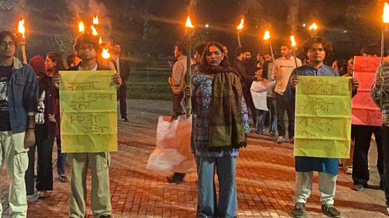 বাউলদের ওপর হামলা ও নিপীড়নের প্রতিবাদে জাবিতে মশাল মিছিল