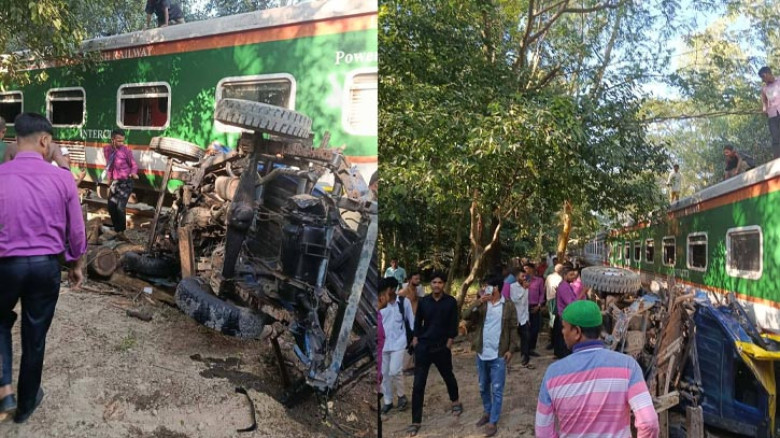 মিরসরাইয়ে পিকআপকে চলন্ত ট্রেনের ধাক্কা