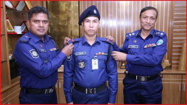 বিভাগীয় পদোন্নতিপ্রাপ্ত পুলিশ সদস্যকে র‍্যাংক ব্যাজ প্রদান