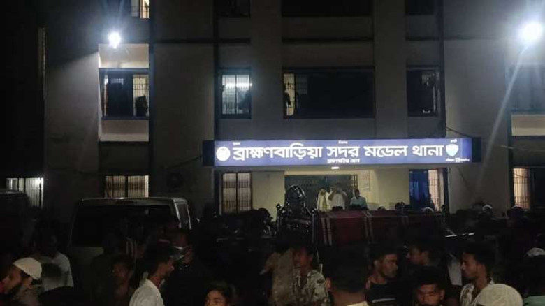 ব্রাহ্মণবাড়িয়ায় মৃতদেহ নিয়ে থানাকে ঘিরে রেখেছে এলাকাবাসী