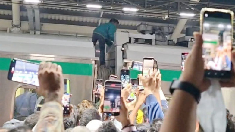 মেট্রোরেলের ছাদে দুই ব্যক্তি, অতঃপর...