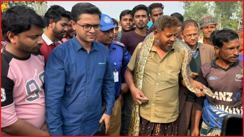 ‎কুড়িগ্রামে ৯ ফুট লম্বা অজগর উদ্ধার