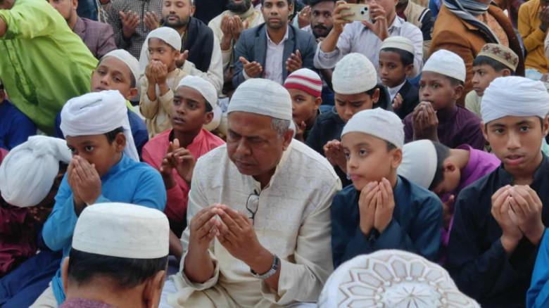 মাদ্রাসার কোমলমতি শিক্ষার্থীদের নিয়ে খালেদা জিয়ার জন্য দোয়া করলেন ডা. বাচ্চু
