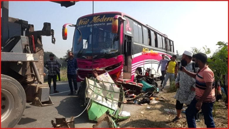 ভাঙ্গায় বাস-ইজিবাইক মুখোমুখি সংঘর্ষে একই পরিবারের ৩ জন সহ নিহত ৪