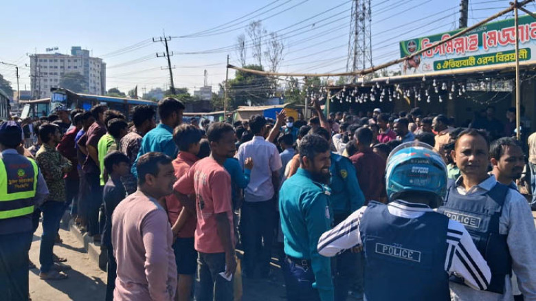 চট্টগ্রামে চাঁদাবাজির অভিযোগে পরিবহন শ্রমিকদের সড়ক অবরোধ
