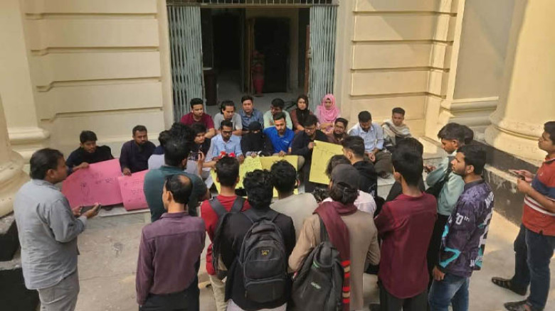 জবিতে বৃত্তির রোডম্যাপের দাবিতে ভিসি ভবনের সামনে চলছে অবস্থান কর্মসূচি