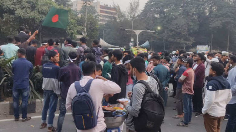 অবরোধে শিক্ষার্থীদের আলোচনার পরামর্শ পুলিশের, প্রত্যাখ্যান আন্দোলনকারীদের