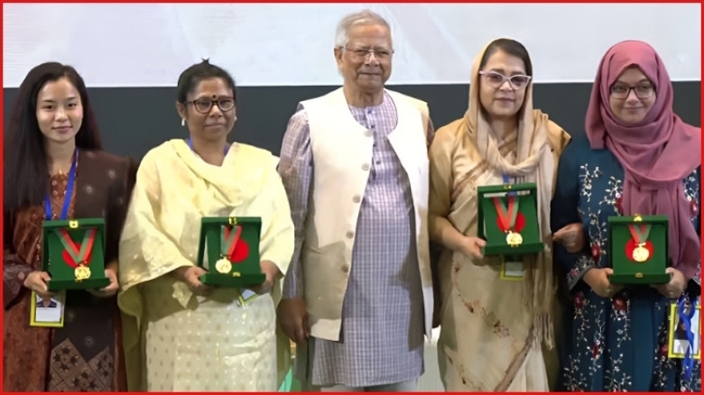 ৪ নারীর হাতে রোকেয়া পদক তুলে দিলেন প্রধান উপদেষ্টা