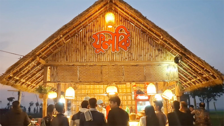 রৌমারি বিলে ফুলকি স্টলে পর্যটকের মেলা