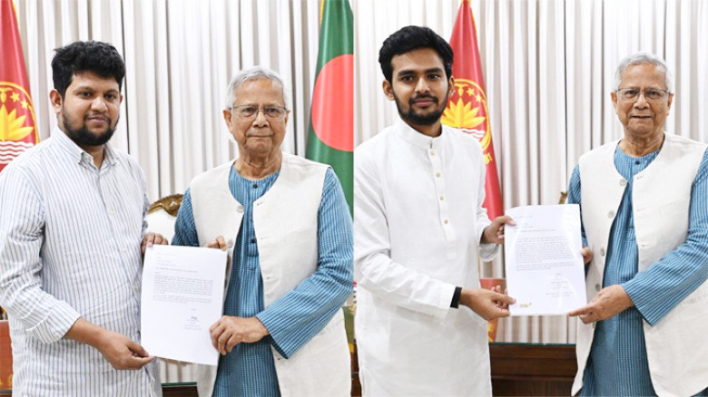 প্রধান উপদেষ্টার কাছে পদত্যাগপত্র জমা দিল আসিফ-মাহফুজ